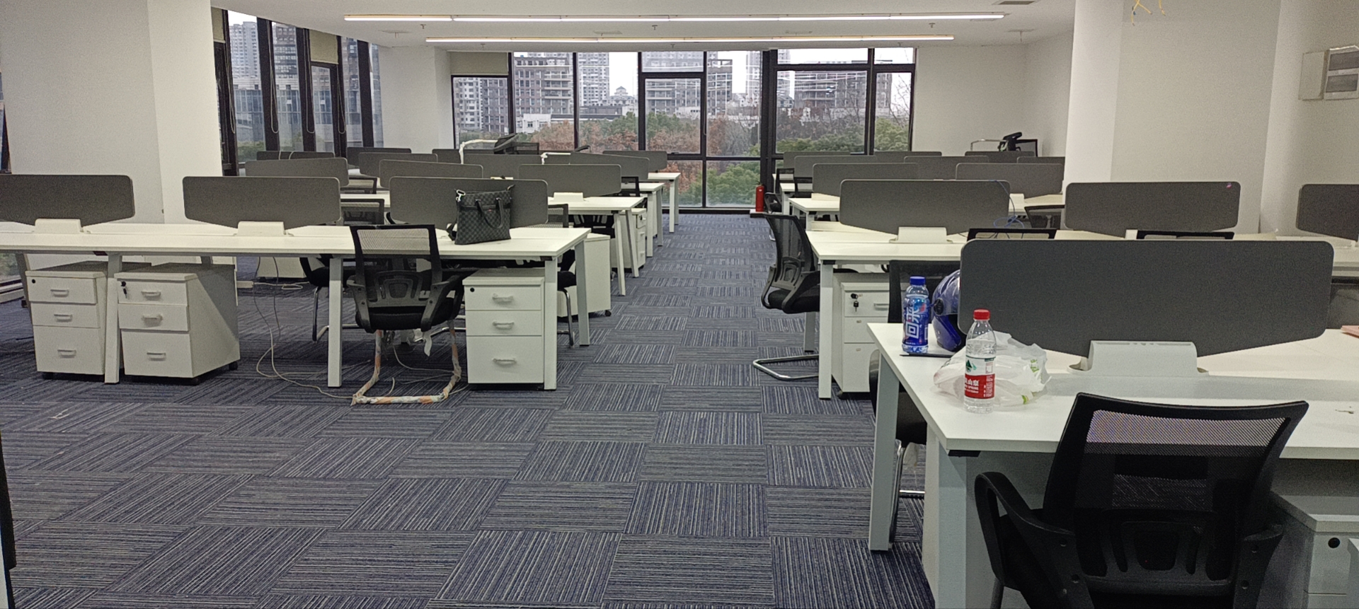 辦公室.jpg 辦公室.jpg